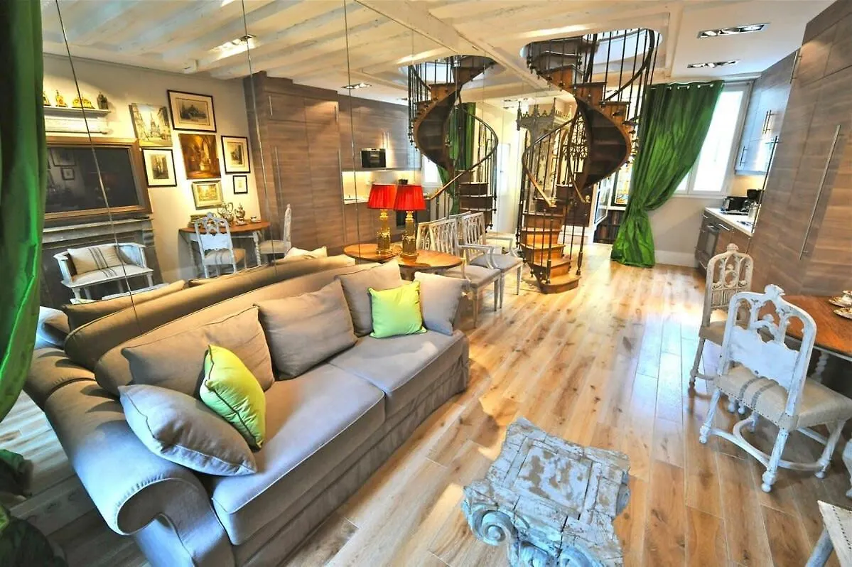 A Balcony On Notre Dame Appartement Parijs