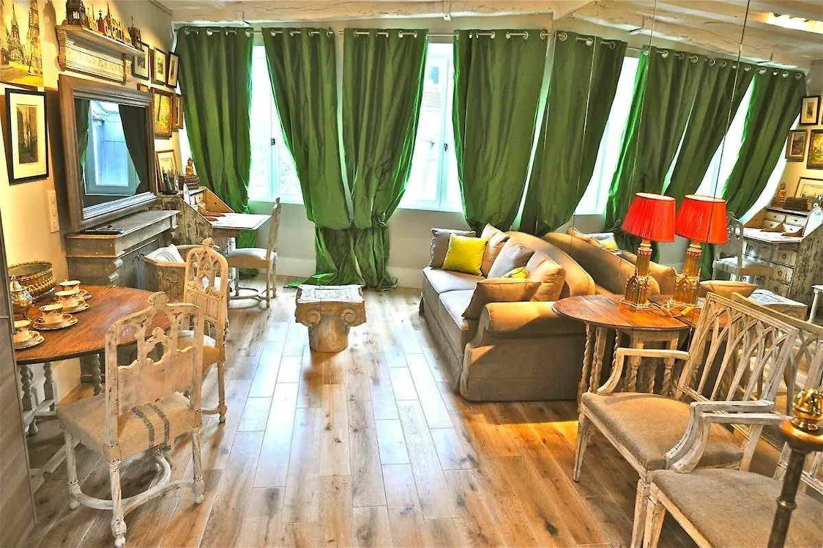 A Balcony On Notre Dame Appartement Parijs 0*,